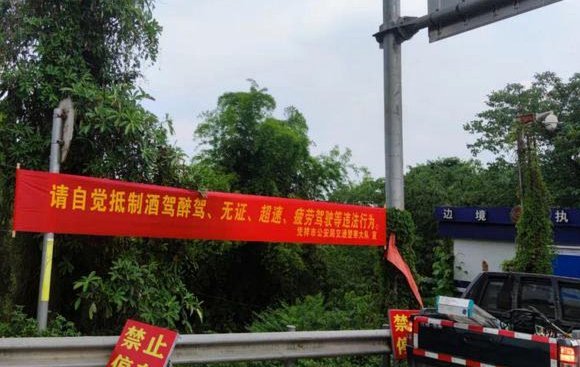 安保撤下老佛爷相关横幅，跟队：是出于安全考虑的法律规定