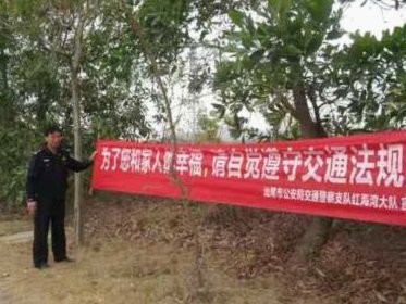 安保撤下老佛爷相关横幅，跟队：是出于安全考虑的法律规定