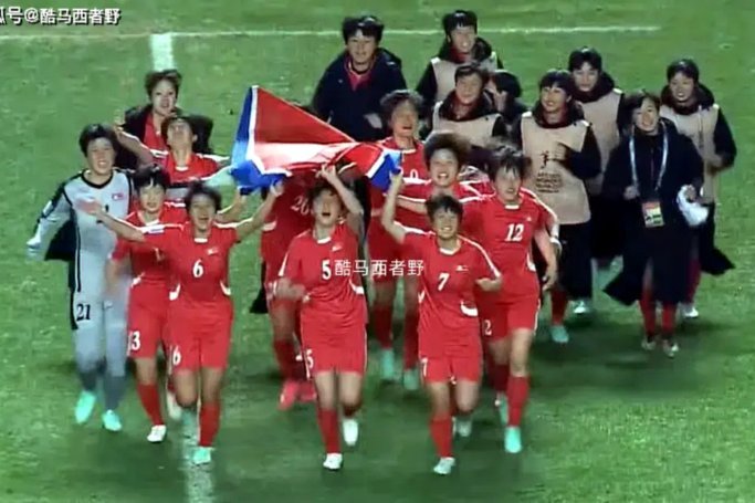 “我故乡”女足夺得亚冠冠军返回朝鲜，在平壤进行大巴游行