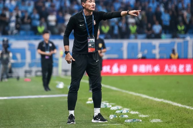 名宿邵佳一现身U19赛场，与教练团队深入交流青训