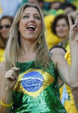 靓！有“世界最美女球迷”之称的模特穿巴西主题比基尼亮相