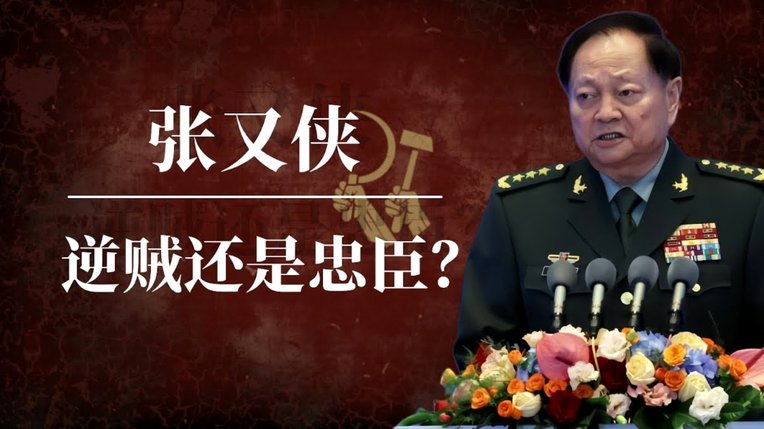 费迪南德与特维斯重聚，开玩笑试图抢走对方的英超冠军奖牌